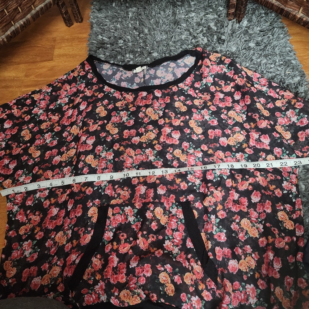 Eyeshadow Floral Print Blouse with Relaxed Love on a Hanger Blouse Size - Picture 8 of 10